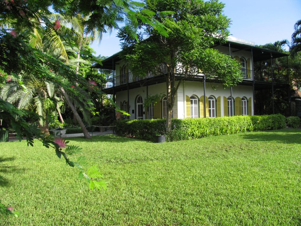 Ernest Hemingway Haus und Museum in der Whitehead Street. Ernest Hemingway lebte ab 1928 für einige Jahre in Key West. Sein damaliges Wohnhaus ist jetzt das Hemingway-Museum. Hemingway (* 21. Juli 1899 in Oak Park, Illinois; † 2. Juli 1961 in Ketchum, Idaho) war einer der erfolgreichsten und bekanntesten US-amerikanischen Schriftsteller des 20. Jahrhunderts. 1953 erhielt Hemingway den Pulitzer-Preis und 1954 den Literaturnobelpreis für seine Novelle Der alte Mann und das Meer. Foto: Klaus Nowottnick Datum: 14.10.2007